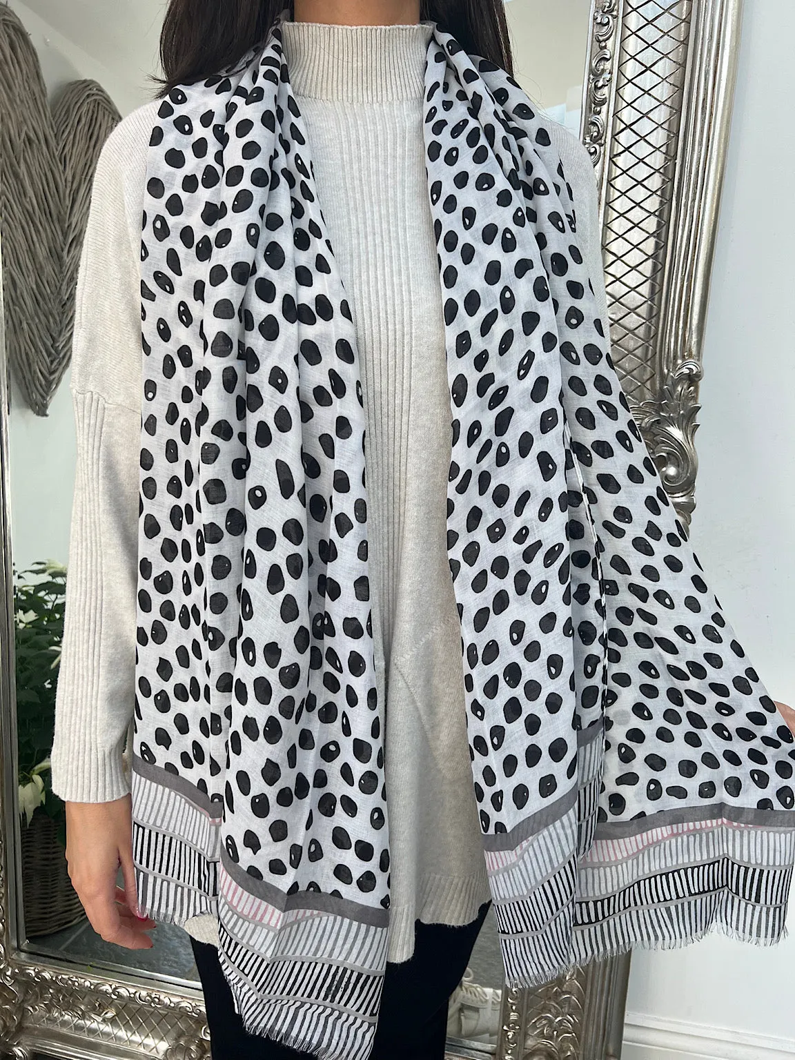 Spot  Monochrome Scarf